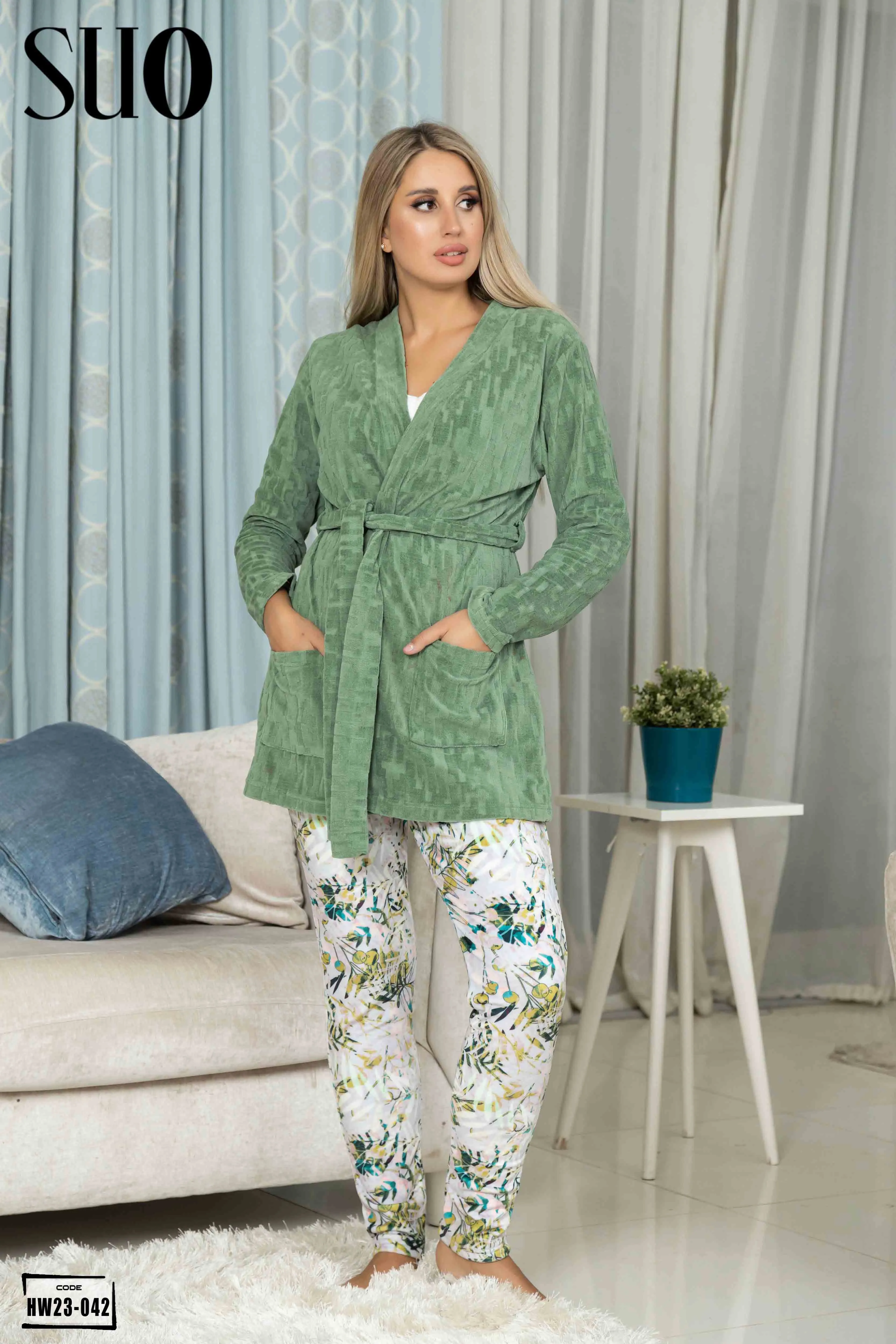 A 3 Pieces Velvet Pijama Set
