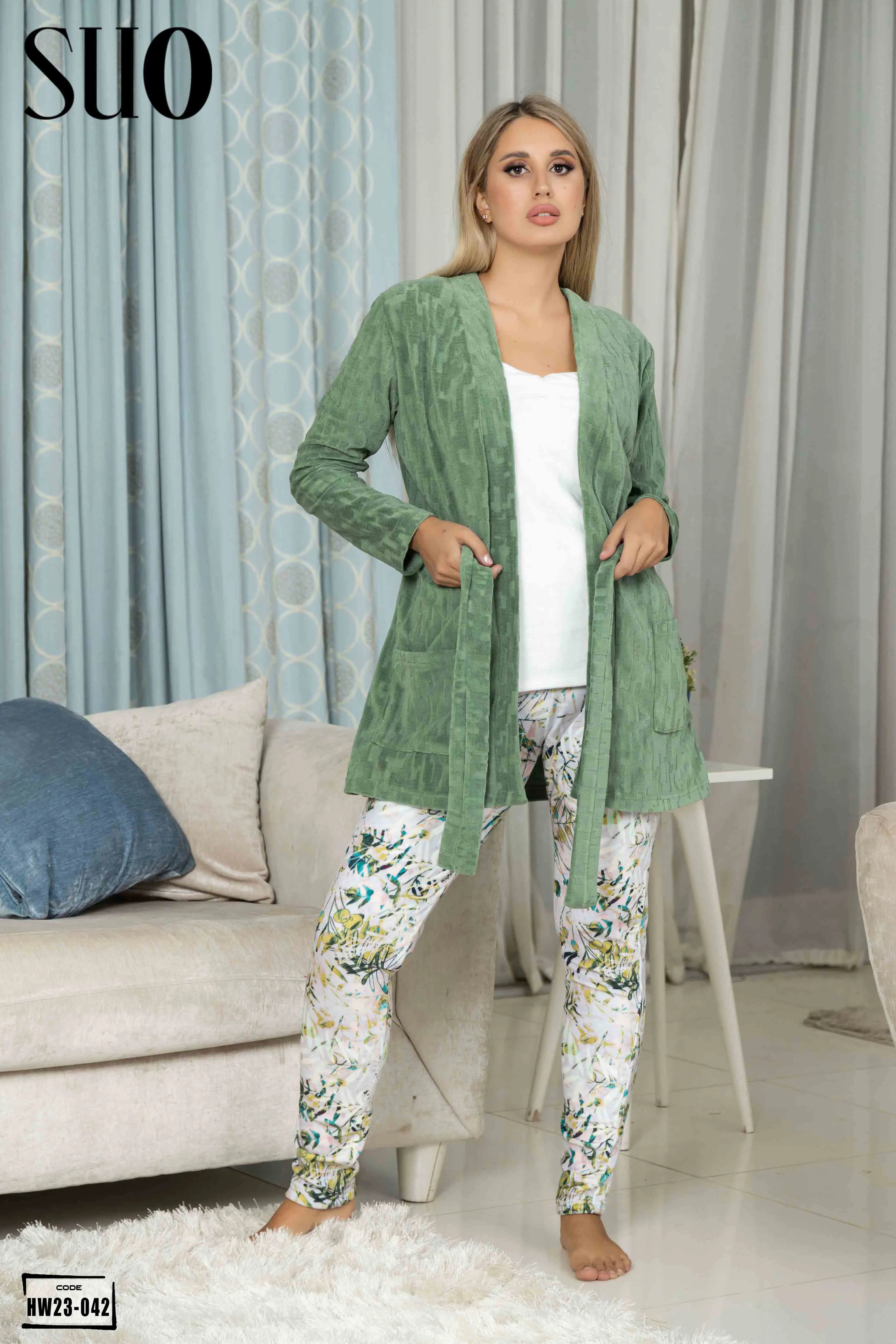 A 3 Pieces Velvet Pijama Set