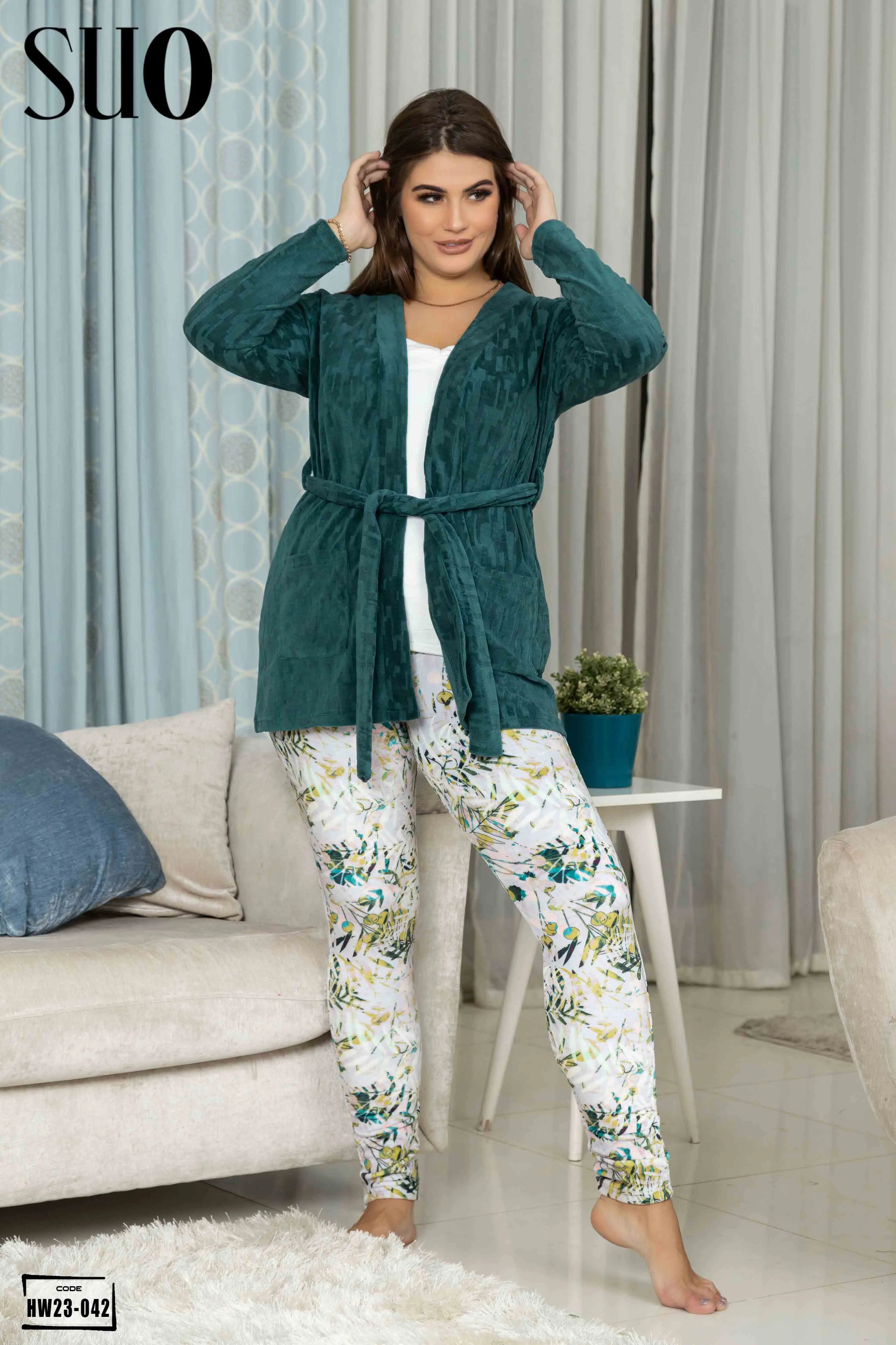 A 3 Pieces Velvet Pijama Set