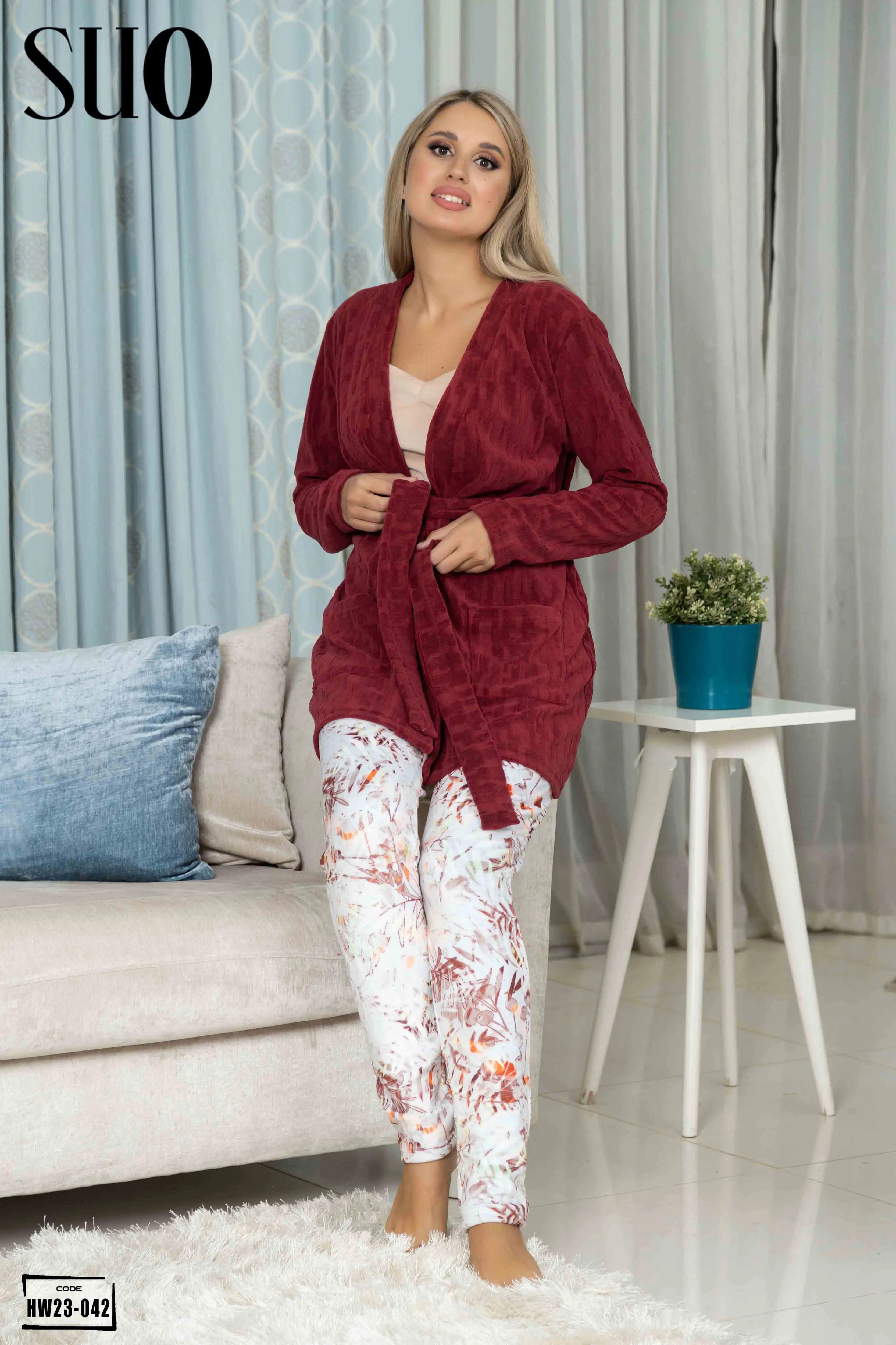 A 3 Pieces Velvet Pijama Set