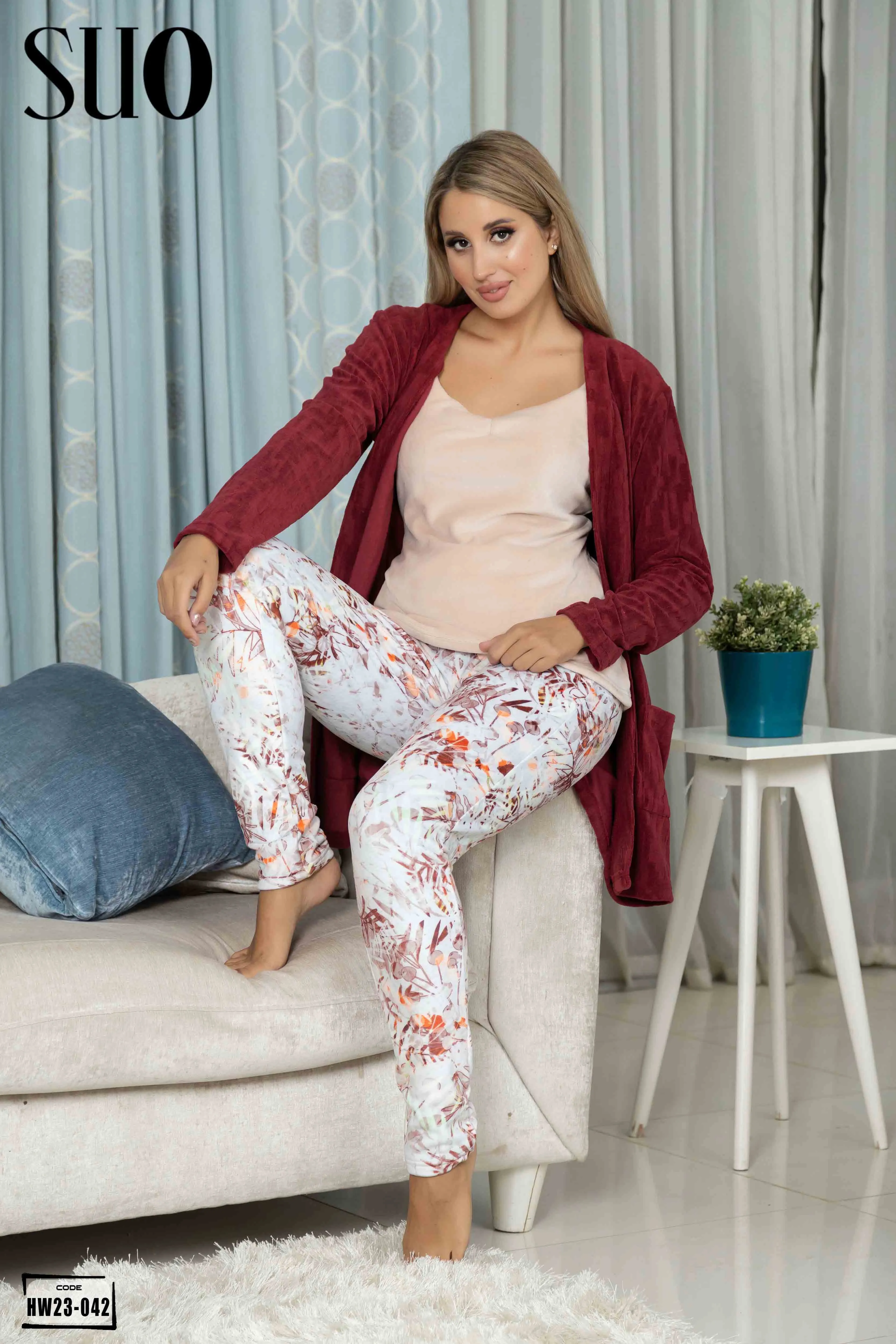 A 3 Pieces Velvet Pijama Set