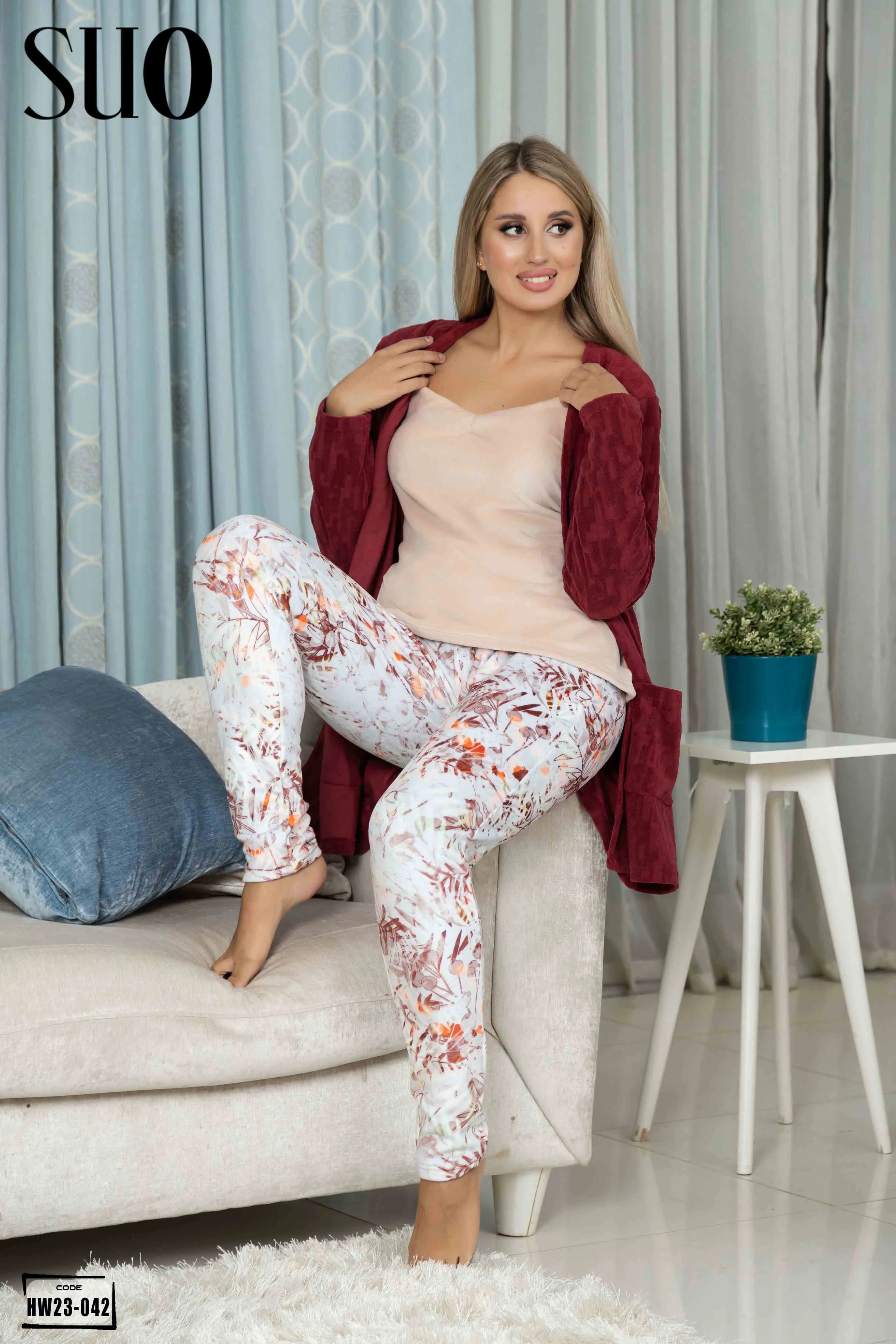 A 3 Pieces Velvet Pijama Set