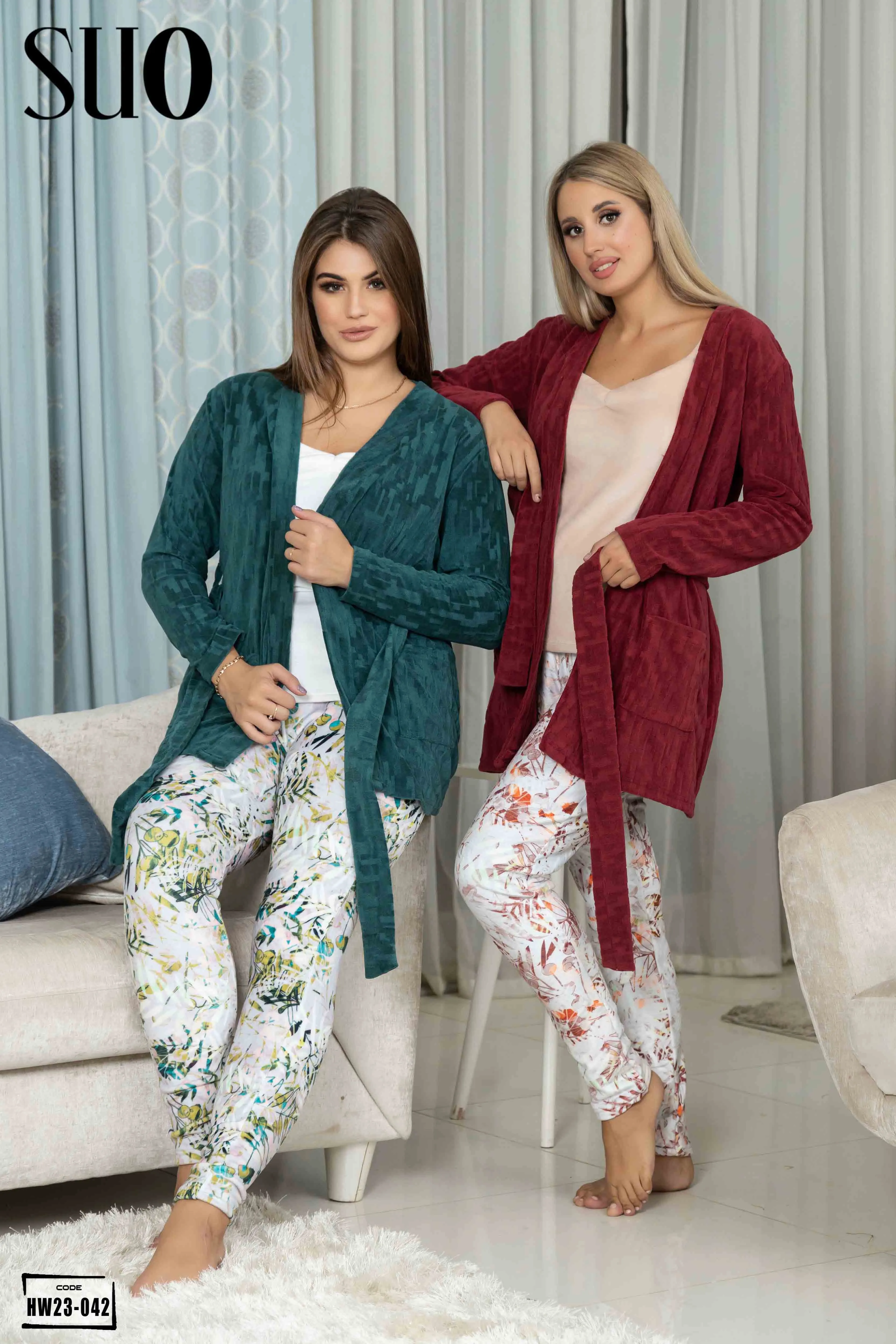 A 3 Pieces Velvet Pijama Set