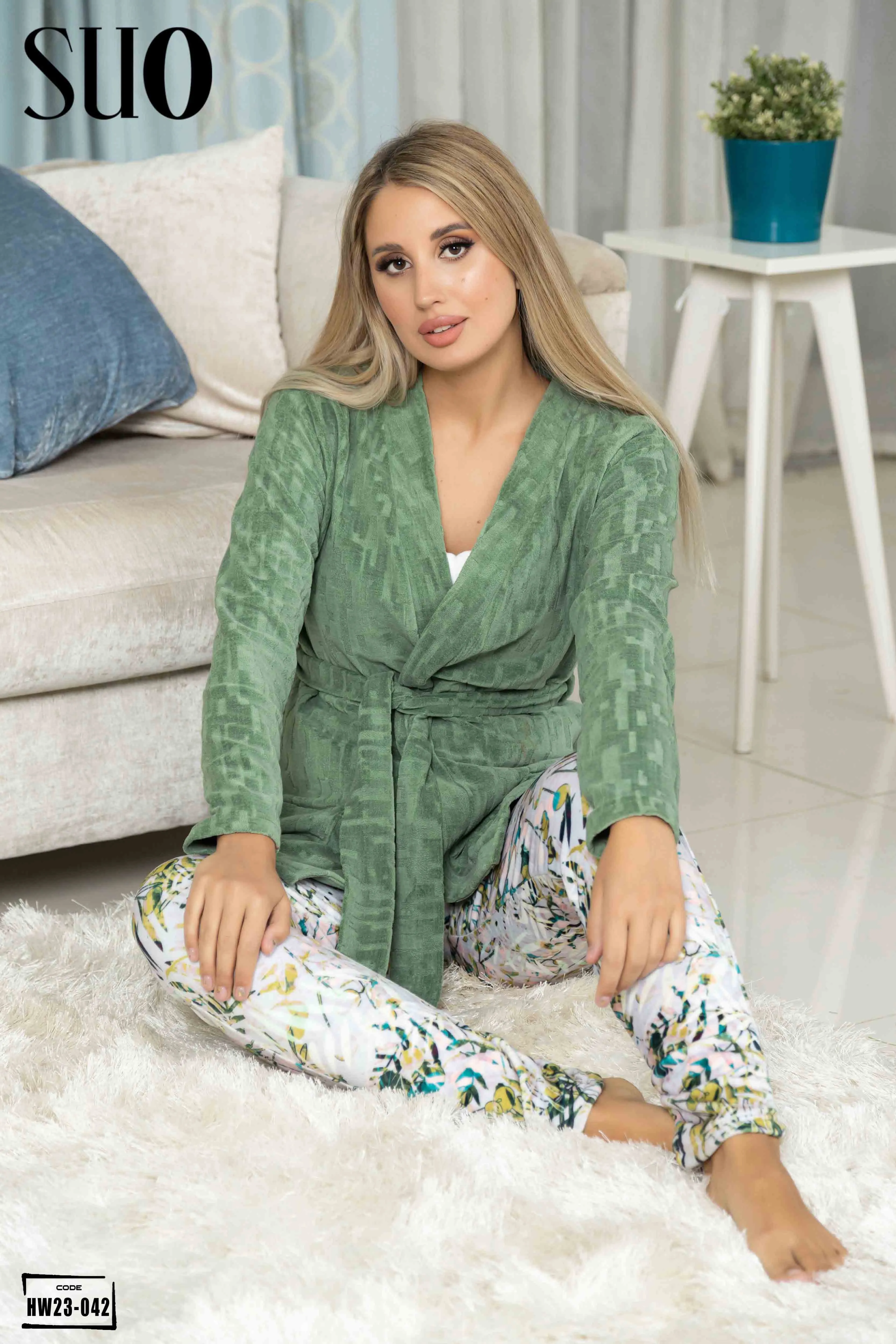 A 3 Pieces Velvet Pijama Set