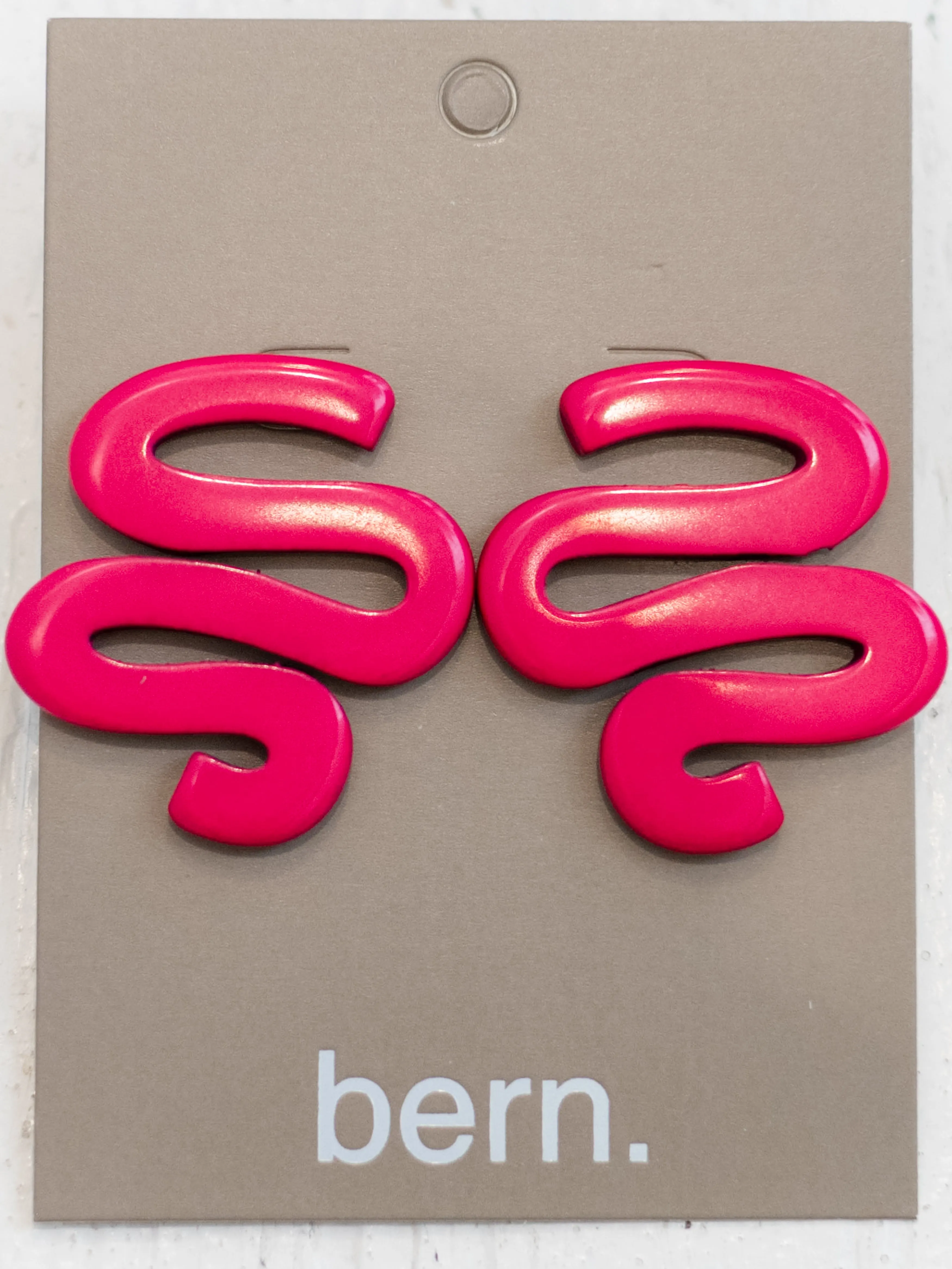Chic Wavey Line Stud Fuchsia BER559