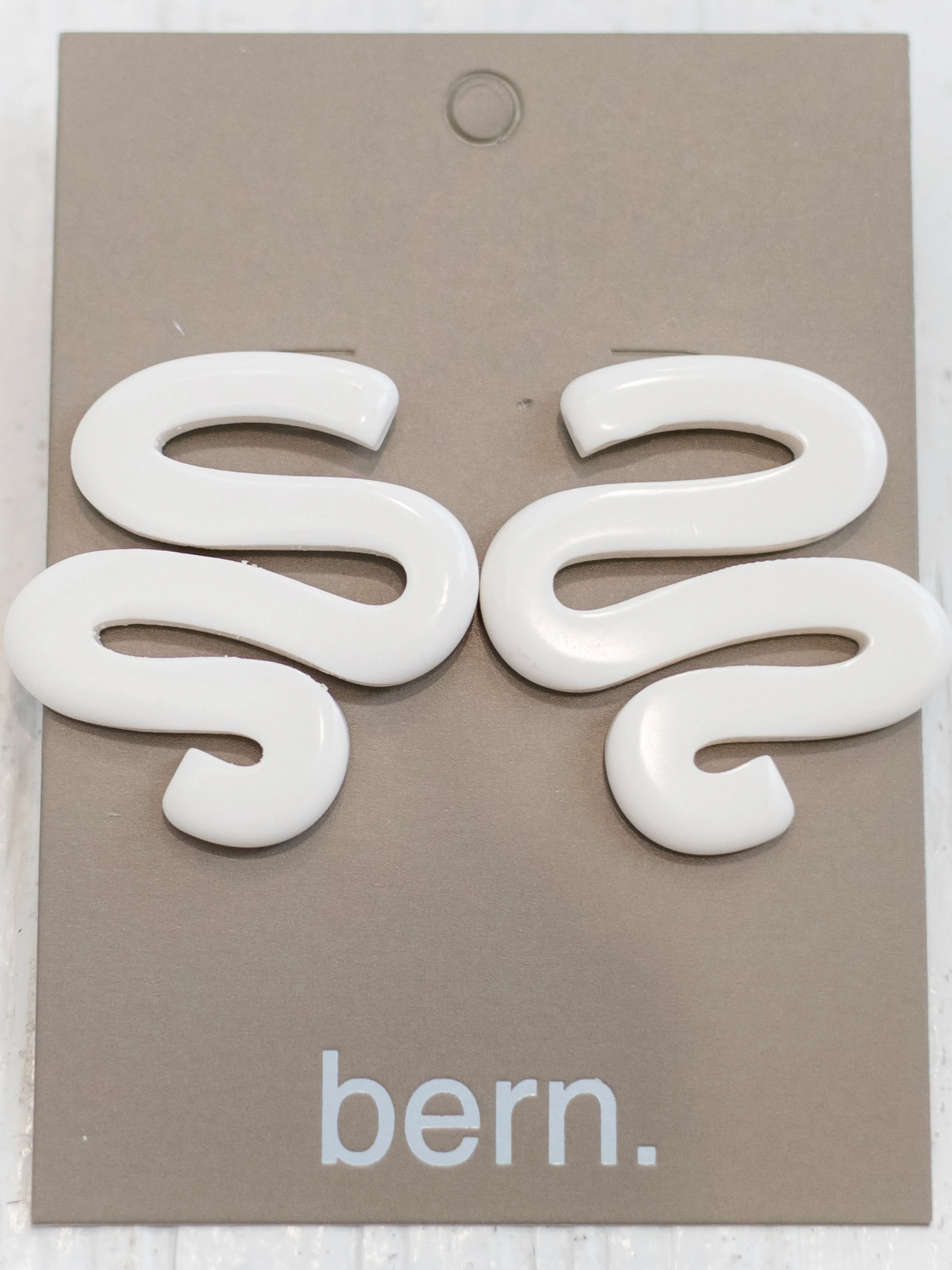Chic Wavey Line Stud White BER557