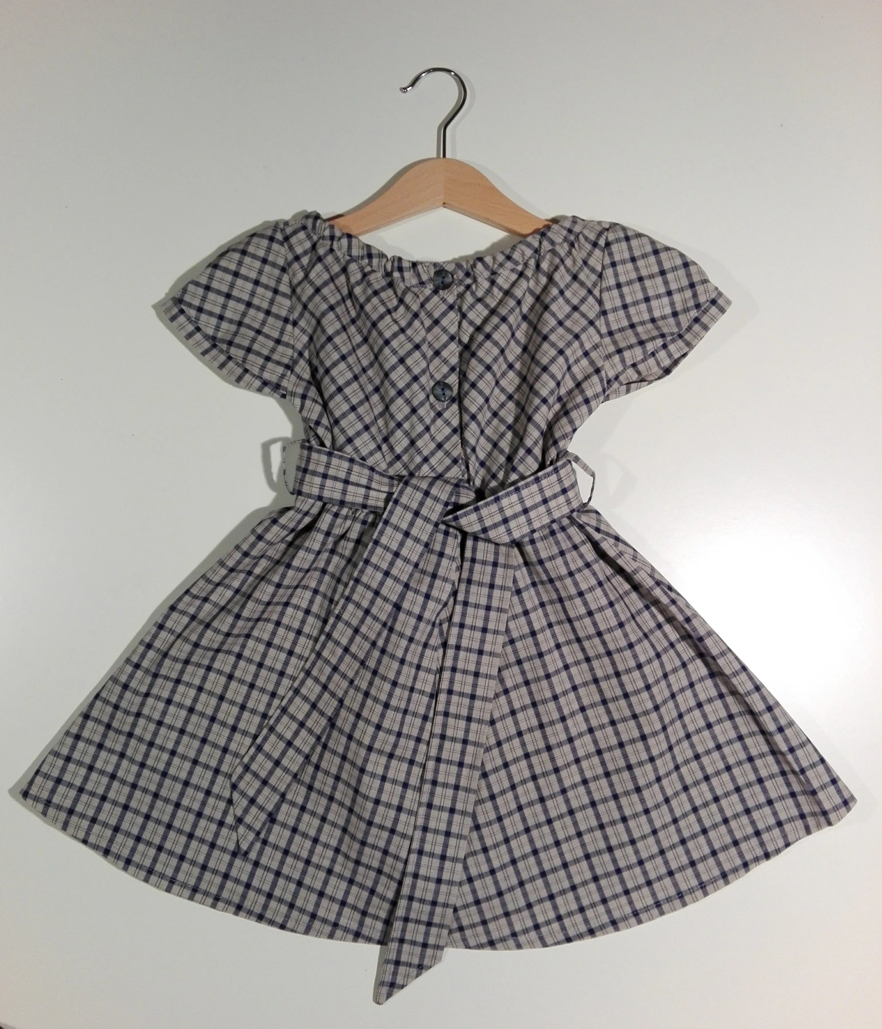 Dress with puffy sleeves and belt